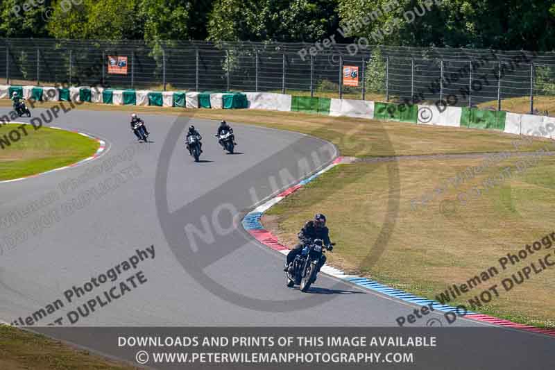 Vintage motorcycle club;eventdigitalimages;mallory park;mallory park trackday photographs;no limits trackdays;peter wileman photography;trackday digital images;trackday photos;vmcc festival 1000 bikes photographs